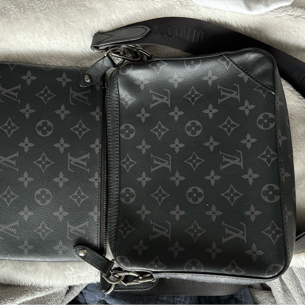 Louie Vuitton Trio Messanger Bag - Picture 4 of 4